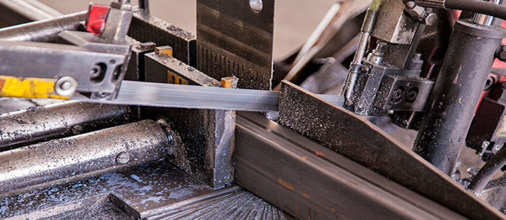 przecinanie metalu piłą taśmową